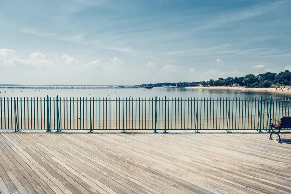 在炎热的夏天，蓝色的天空空海洋海滩浮桥码头 — 图库照片