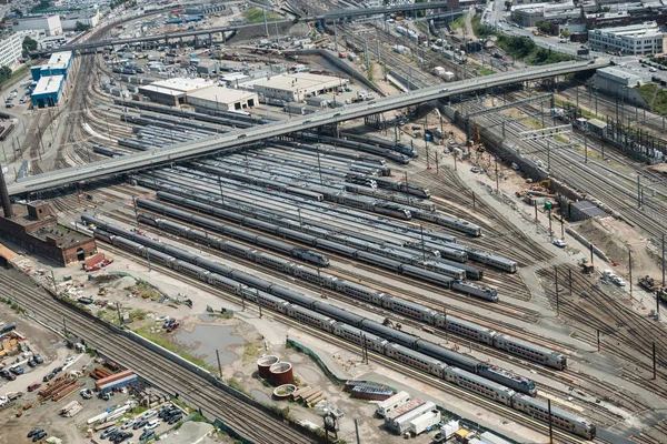Muchos trenes esperando en las vías del tren en la ciudad. Vista desde arriba . — Foto de Stock