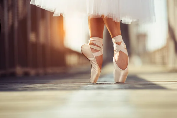 Όμορφα πόδια της γυναικείας κλασικού μπαλέτου χορευτής στο σημείο — Φωτογραφία Αρχείου