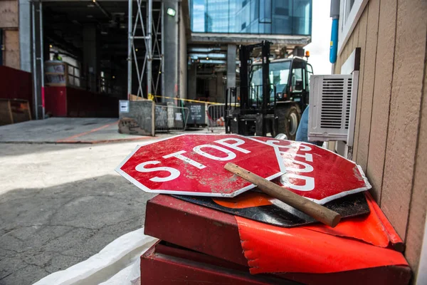 Industrieanlagen- oder Baustellenregelungskonzept Foto mit roten Stoppschildern — Stockfoto