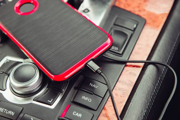 Auto-oplader voor de mobiele telefoon. Telefoon opladen in luxeauto. — Stockfoto