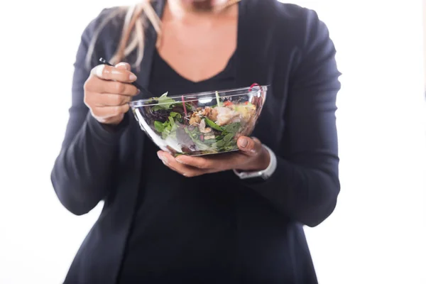 Vrouwelijke eten gezonde natuurvoeding salade geïsoleerd op witte achtergrond — Stockfoto