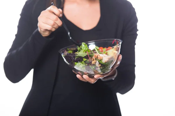 Frau isst gesunden Biosalat isoliert auf weißem Hintergrund — Stockfoto