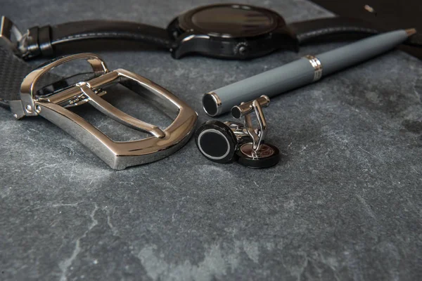 Elegante Männer Business-Accessoires. schwarze Uhren, Gürtel, Notizblock, Stift, Manschettenknöpfe. — Stockfoto
