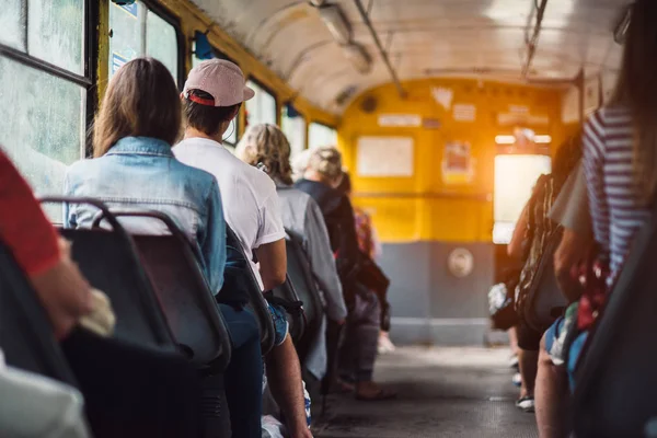 Oamenii au o plimbare în transportul public de la locul de muncă la apusul soarelui — Fotografie, imagine de stoc
