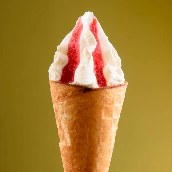 Conul de înghețată cu fructe pe birou — Fotografie, imagine de stoc