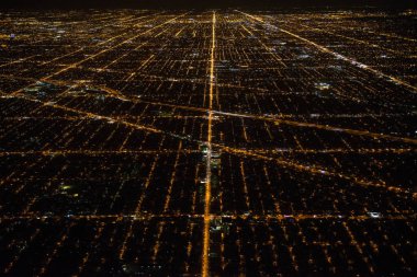 Gece şehir Chicago için havadan görünümü sokakları