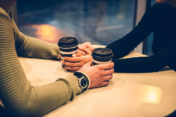 Coppia che si tiene per mano e beve caffè nel caffè — Foto Stock