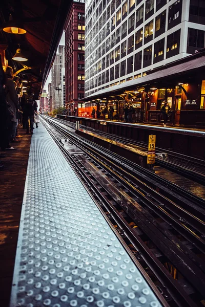 Metrô na cidade e pessoas esperando na plataforma para o trem — Fotografia de Stock