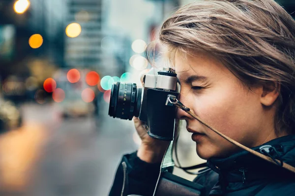 Beautiful tourist woman taking photo with vintage old camera in the city — Stock Photo, Image