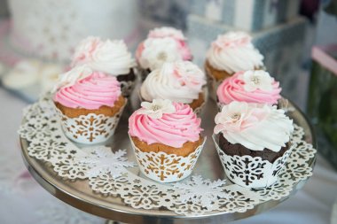 Kek büfesi masada plaka üzerinde. Krem renkli güzel kekler.