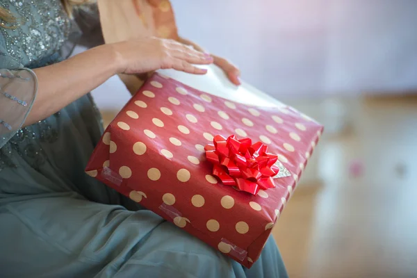 Donna disimballaggio regalo di Natale — Foto Stock