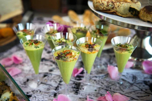 Grüne Avocado-Cocktails auf Catering-Buffet-Tisch serviert — Stockfoto