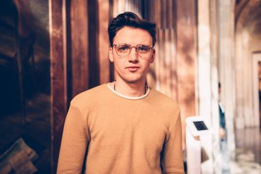 Gözlük takan ve Sanat Galerisi Müzesi ziyaret öğrenci yakışıklı adam