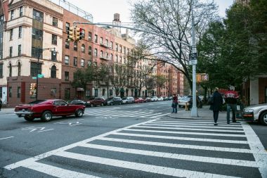 Manhattan şehir dışına Kavşağı ışık, arabalar ve yaya geçidi