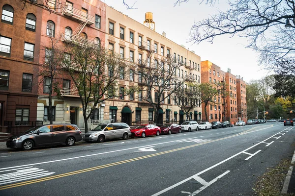 Rodzajowy manhattan uptown Upper West Side street z budynków w Nowym Jorku — Zdjęcie stockowe