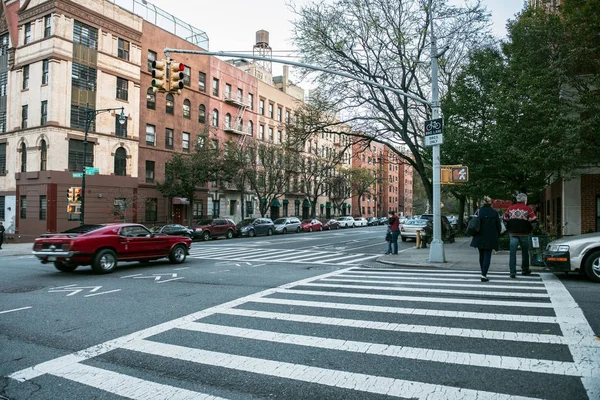 Intersección del centro de Manhattan con luz, coches y paso peatonal —  Fotos de Stock