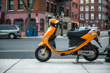 Şehir sokak üzerinde renkli Moped loked kadar. Şehir ulaşım kavramı.