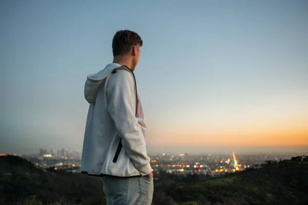 Jonge Volwassen Man Reizen Het Kijken Naar Stad Zonsondergang Hollywood — Stockfoto