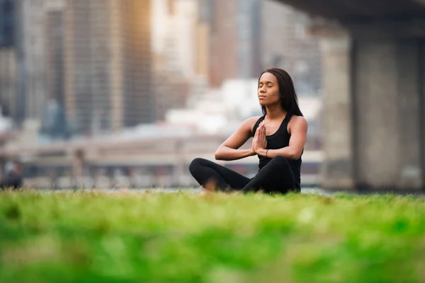 Mujer Afroamericana Bonita Que Agita Hierba Verde Haciendo Yoga Parque — Foto de Stock