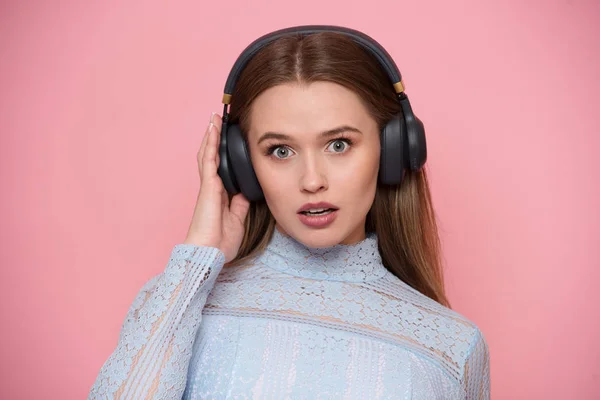 Счастливая Молодая Женщина Слушает Музыку Пользуется Мобильным Приложением — стоковое фото