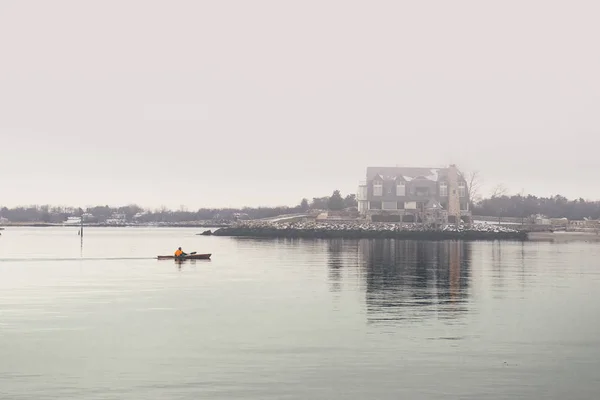 Vackra Vinter Ocean Shore Natur Med Hus Dimman — Stockfoto