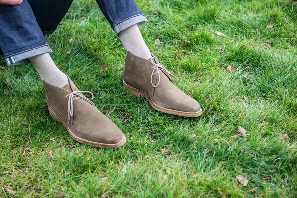 Mann Chillt Schuhen Und Jeans Auf Grünem Gras — Stockfoto