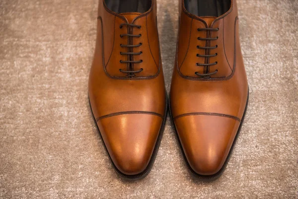 棕色皮革经典男鞋在地板上 — 图库照片