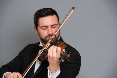 Müzisyen adam keman çalıyor. Sanatçı üzerinde müzik aleti
