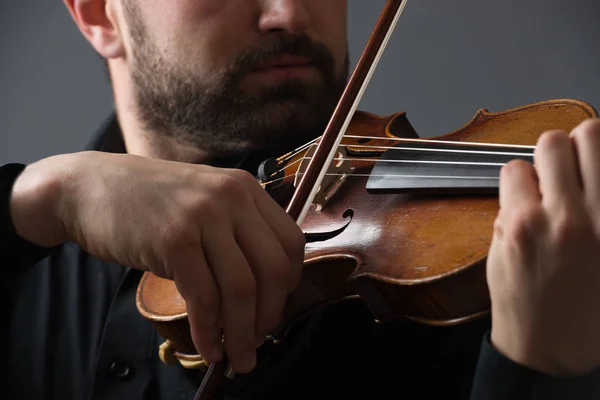 Музикант грає на скрипці. Музичний інструмент на виконавця — стокове фото