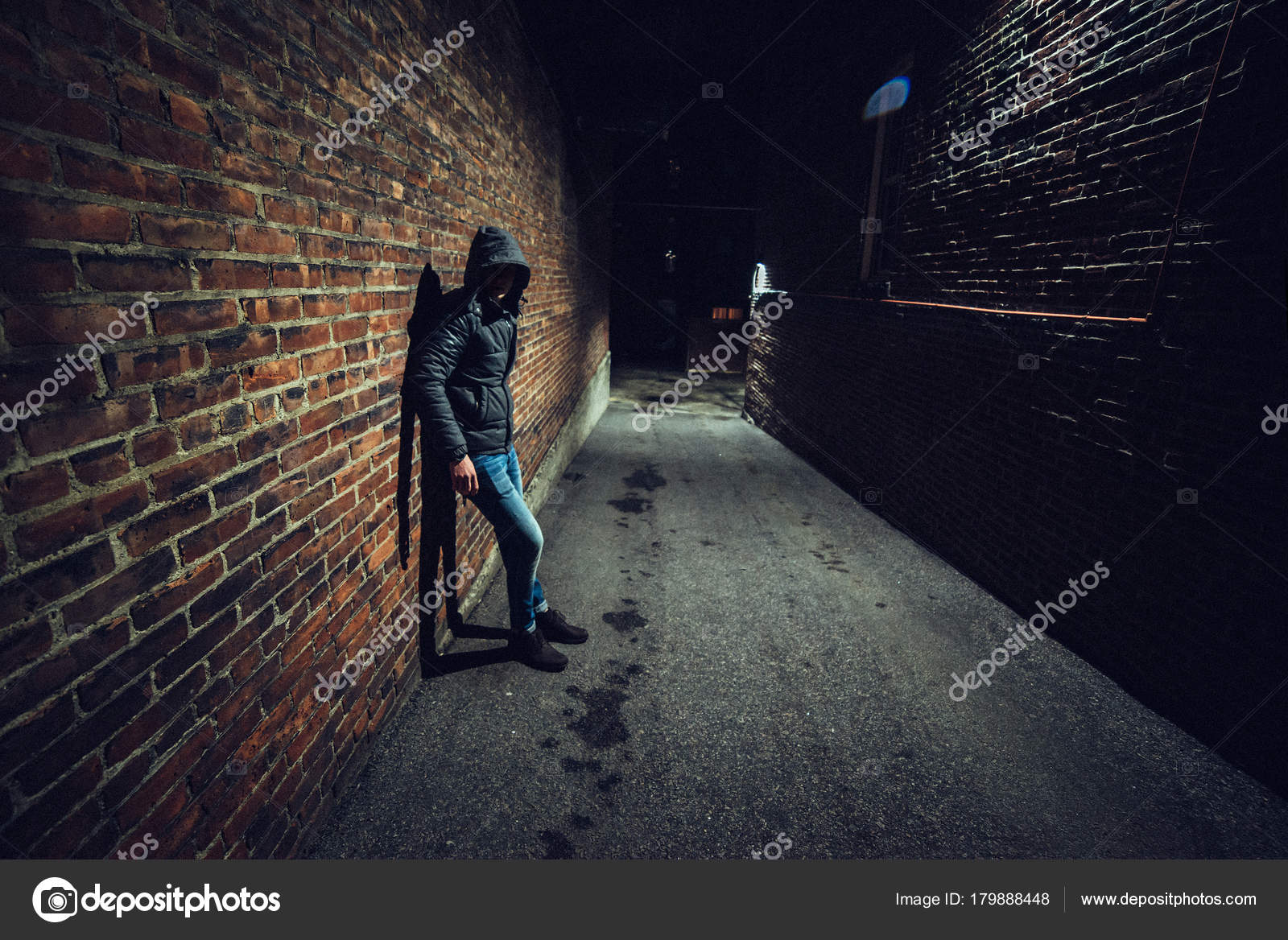 depositphotos_179888448-stock-photo-suspicious-man-dark-alley-waiting