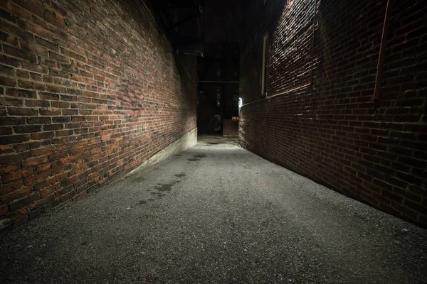 Beängstigend Leere Dunkle Gasse Mit Backsteinmauern — Stockfoto