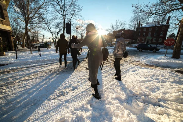 都市の朝は巨大な雪の嵐の後道路を横断歩行者人 — ストック写真