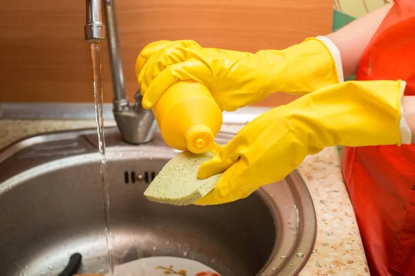 Mujer Usando Producto Limpieza Esponja Lavando Los Platos Cocina Del —  Fotos de Stock