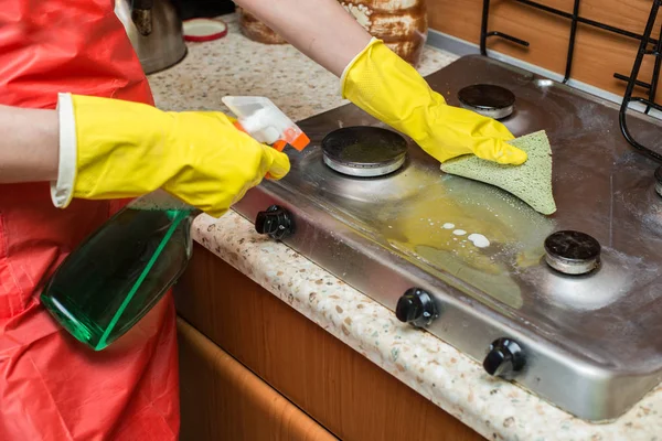 Mulher Limpando Fogão Cozinha Conceito Serviço Limpeza — Fotografia de Stock