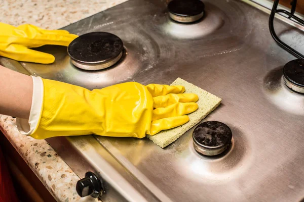 Mutfaktaki Ocağı Temizleyen Kadın Oda Servisi Kavramı — Stok fotoğraf