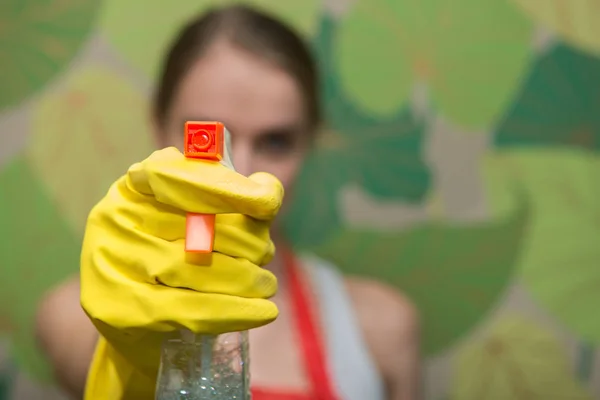 Dama Limpieza Sosteniendo Spray Limpieza Usando Guantes Servicio Limpieza Concepto —  Fotos de Stock