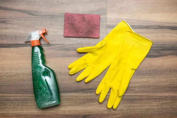 クリーニングの概念 清掃用具 スプレー ゴム手袋とスポンジ — ストック写真