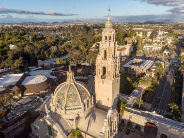 Günbatımı zamanı eski doğal kilisede San Diego
