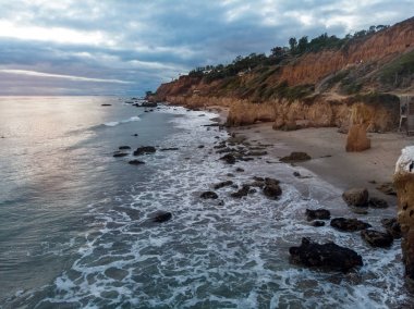 Manzara okyanus plaj kayalar, Malibu, Kaliforniya ile.