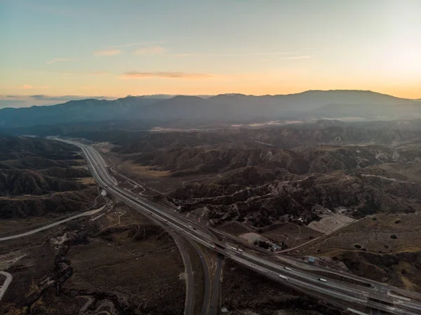 Çöl Araçları Ile Asfalt Yol Üstten Havadan Görünümü — Stok fotoğraf