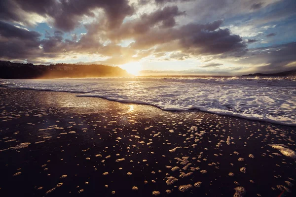 Doğal Günbatımı Okyanus Plaj Yaz Gün Sis Fro Bulutlu Gökyüzü — Stok fotoğraf