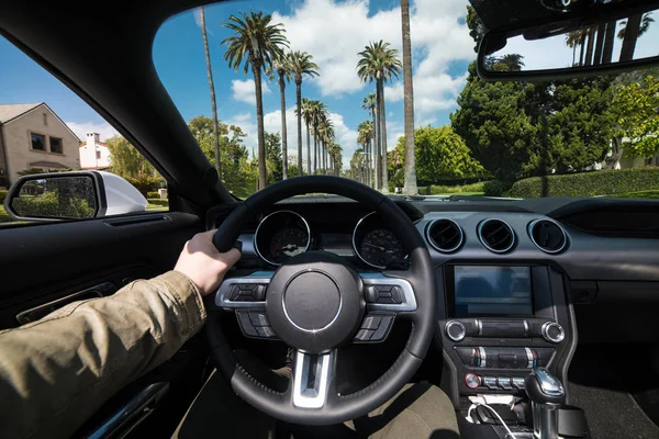 男子驾驶豪华车在贝弗利山 加利福尼亚州在炎热的夏天天 奢华生活理念 — 图库照片