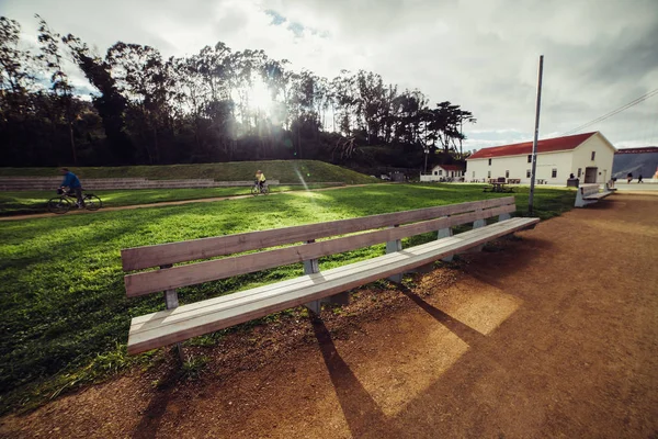 Tyhjä Puinen Penkki Puistossa Auringonlaskun Aikaan San Franciscon Golden Gate — kuvapankkivalokuva