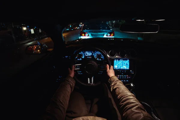 驾驶汽车的人在夜间城市的汽车交通追逐另一辆车 手放在方向盘上 — 图库照片