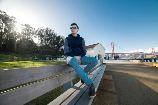 Mladý Dospělý Chlap Nosí Brýle Sedí Lavičce Parku San Franciscu — Stock fotografie