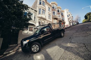 Güvenli bir şekilde döndü tekerlekli San Francisco eğimli sokakta park edilmiş araba