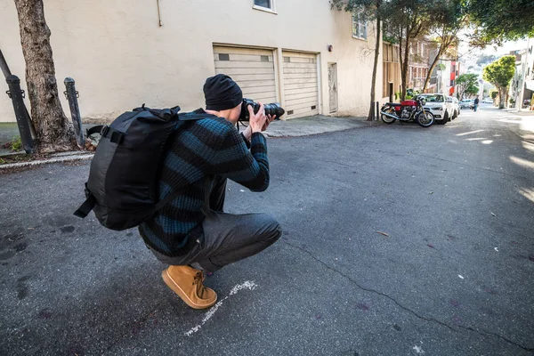 Photographe Prenant Des Photos Pendant Son Voyage Dans Les Rues — Photo