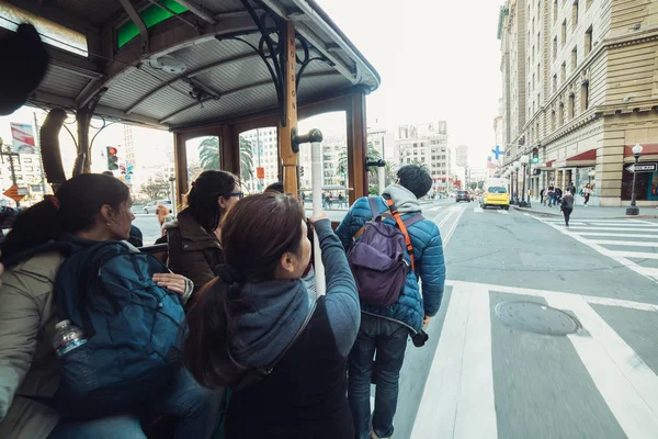 Turystyczna Ludzi Cieszyć Się Jazdą Słynny Tramwaj Otwarte San Francisco — Zdjęcie stockowe