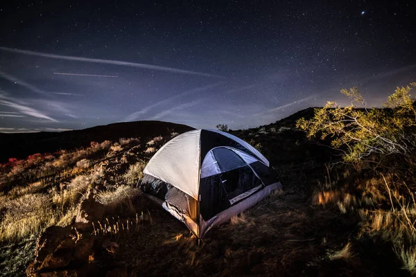 Camping Tält Natursköna Öknen Mot Natthimlen Med Stjärnor — Stockfoto